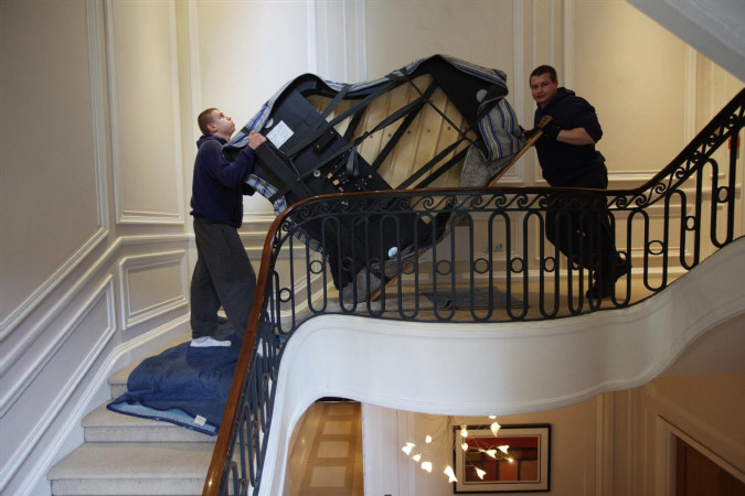 Professional piano movers from London in stairs 